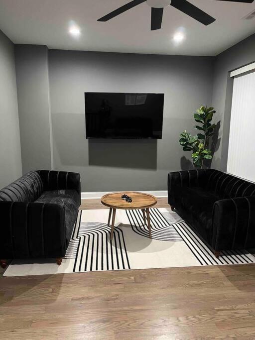 Neutral Spiraled Vibes Apartment Chicago Exterior photo